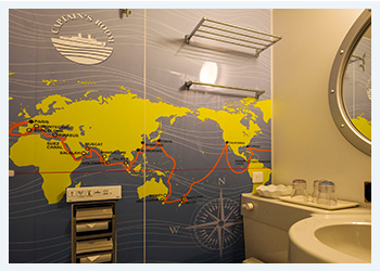 バスルームには航路が描かれた世界地図